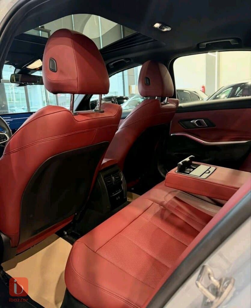 BMW 3-Series 330i 7