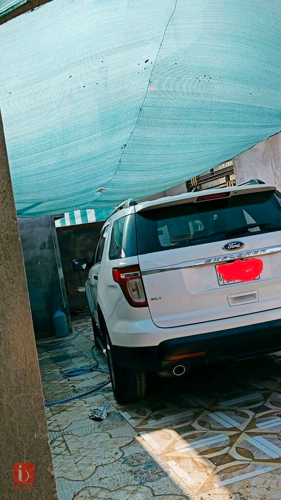 Ford Explorer XLT 2