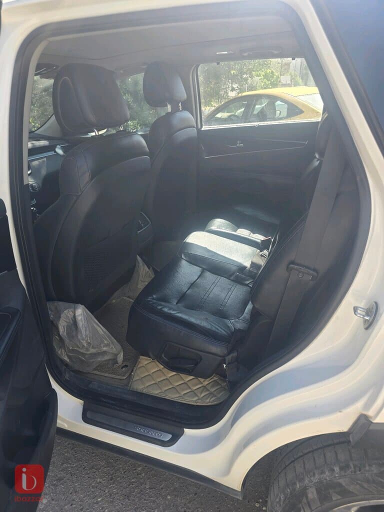 KIA Sorento EX 2