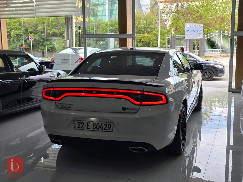 Dodge Charger SXT Plus 6