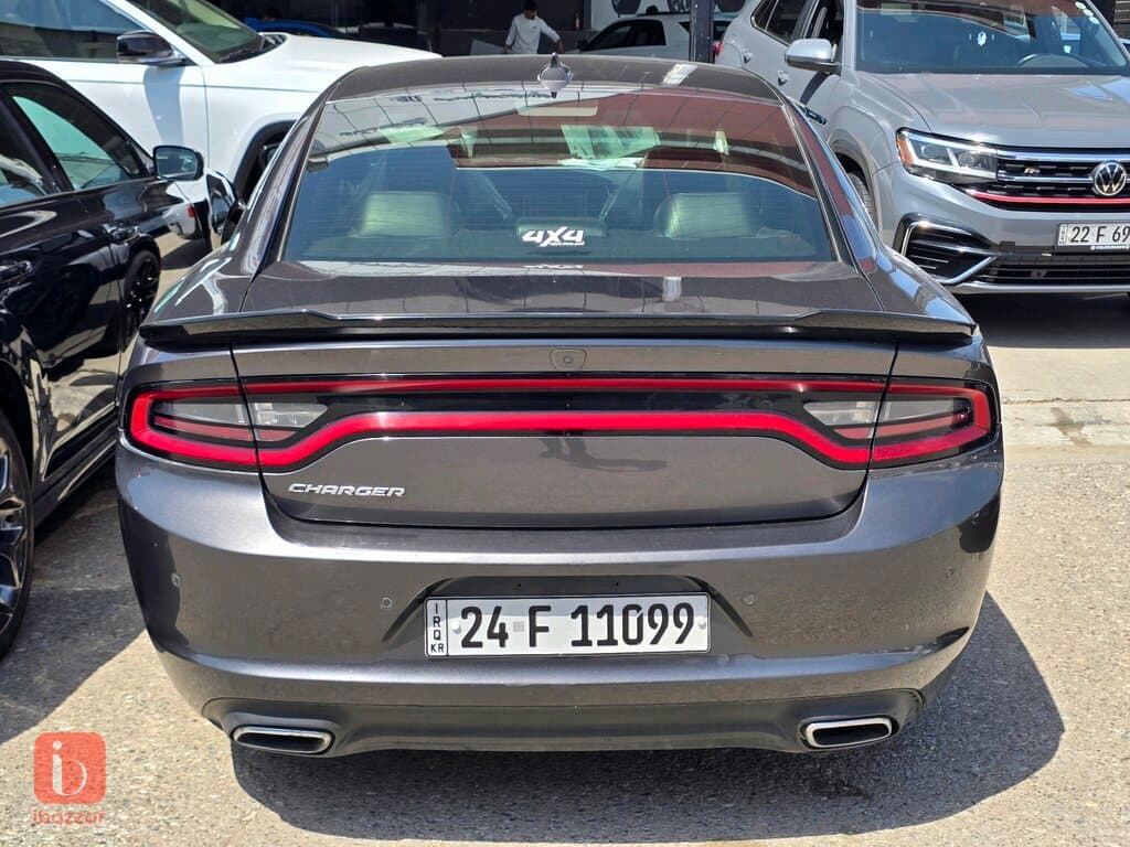 Dodge Charger SXT Plus 4