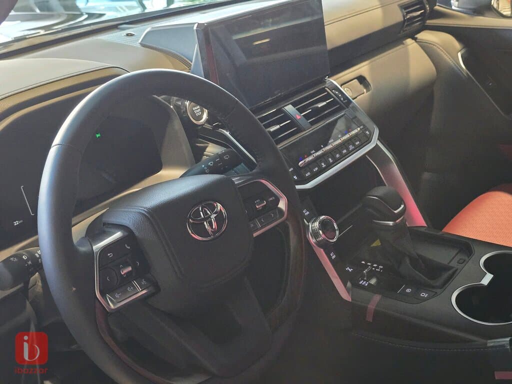 Toyota Land Cruiser GXR Black Edition 10