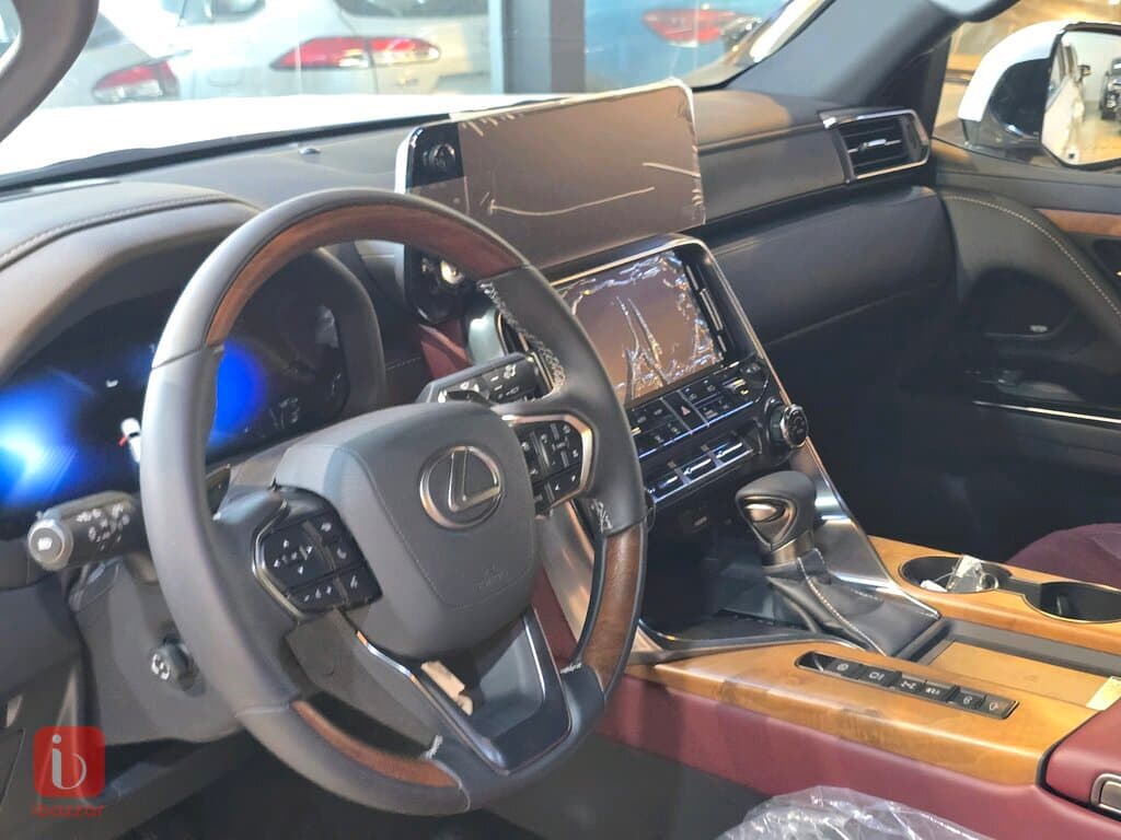 Lexus LX600 10