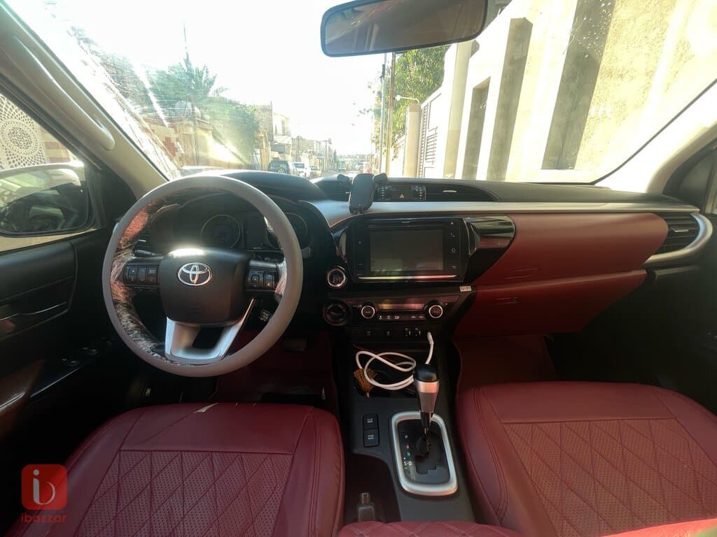 Toyota Hilux SR5 7