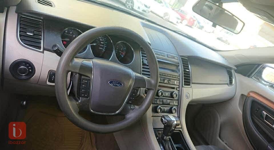 Ford Taurus SE 3