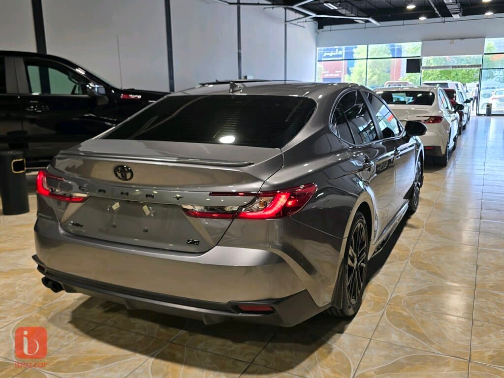 Toyota Camry SE 6