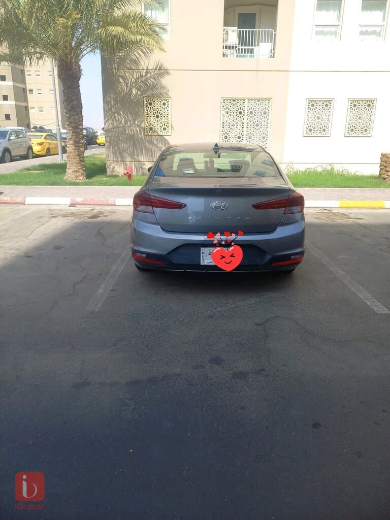 Hyundai Elantra 4