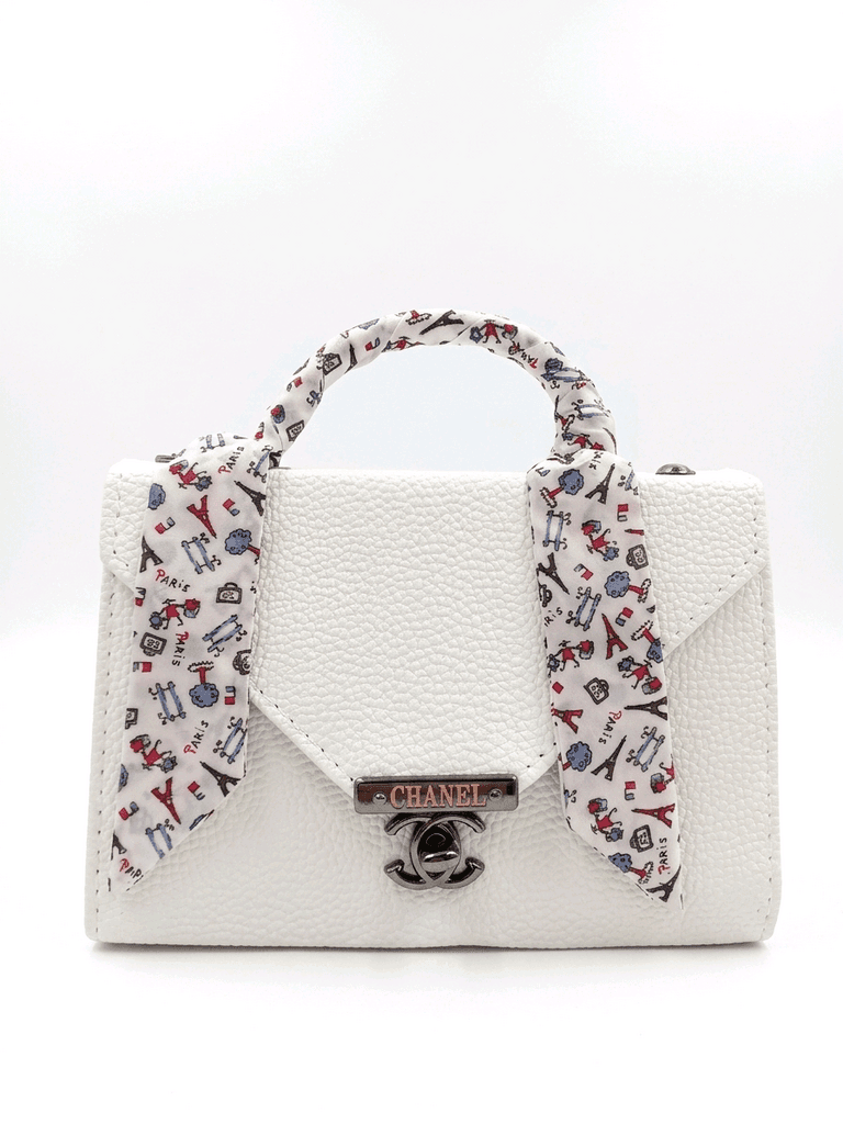 Refine your look with a mix of classic elegance and modern flair! ✨👜 1