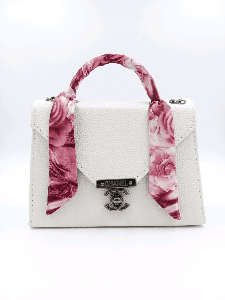 Refine your look with a mix of classic elegance and modern flair! ✨👜 2