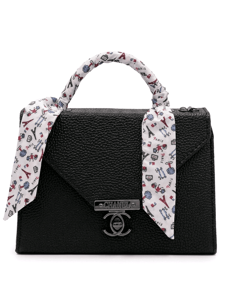 Refine your look with a mix of classic elegance and modern flair! ✨👜 2