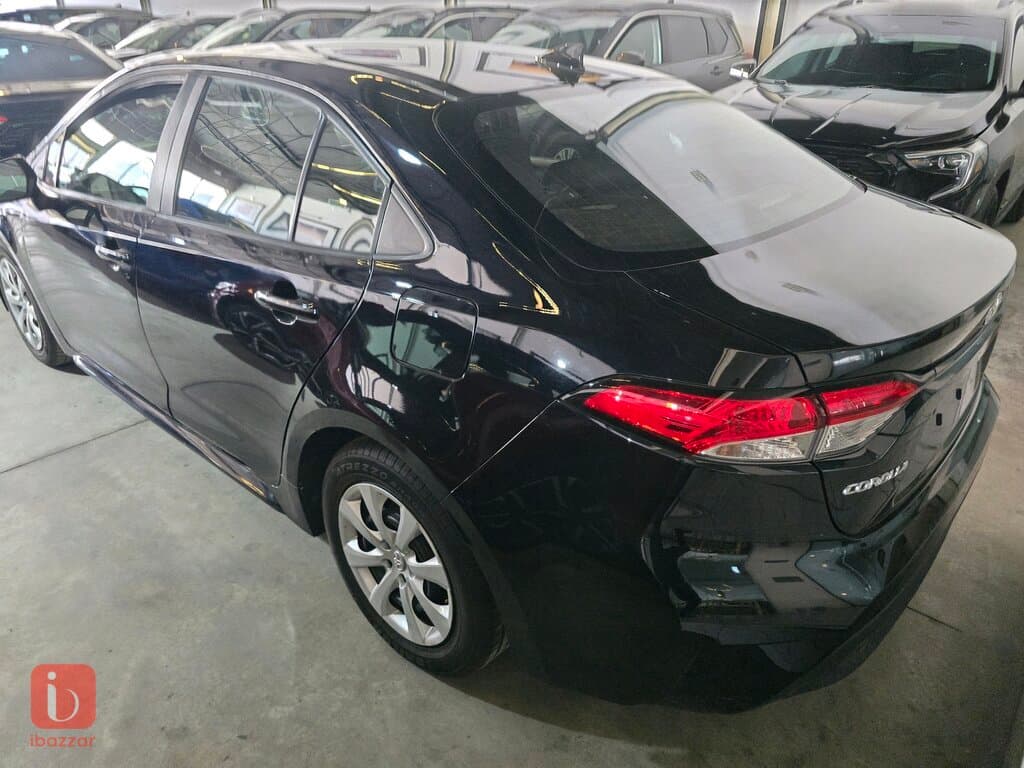 Toyota Corolla LE 4