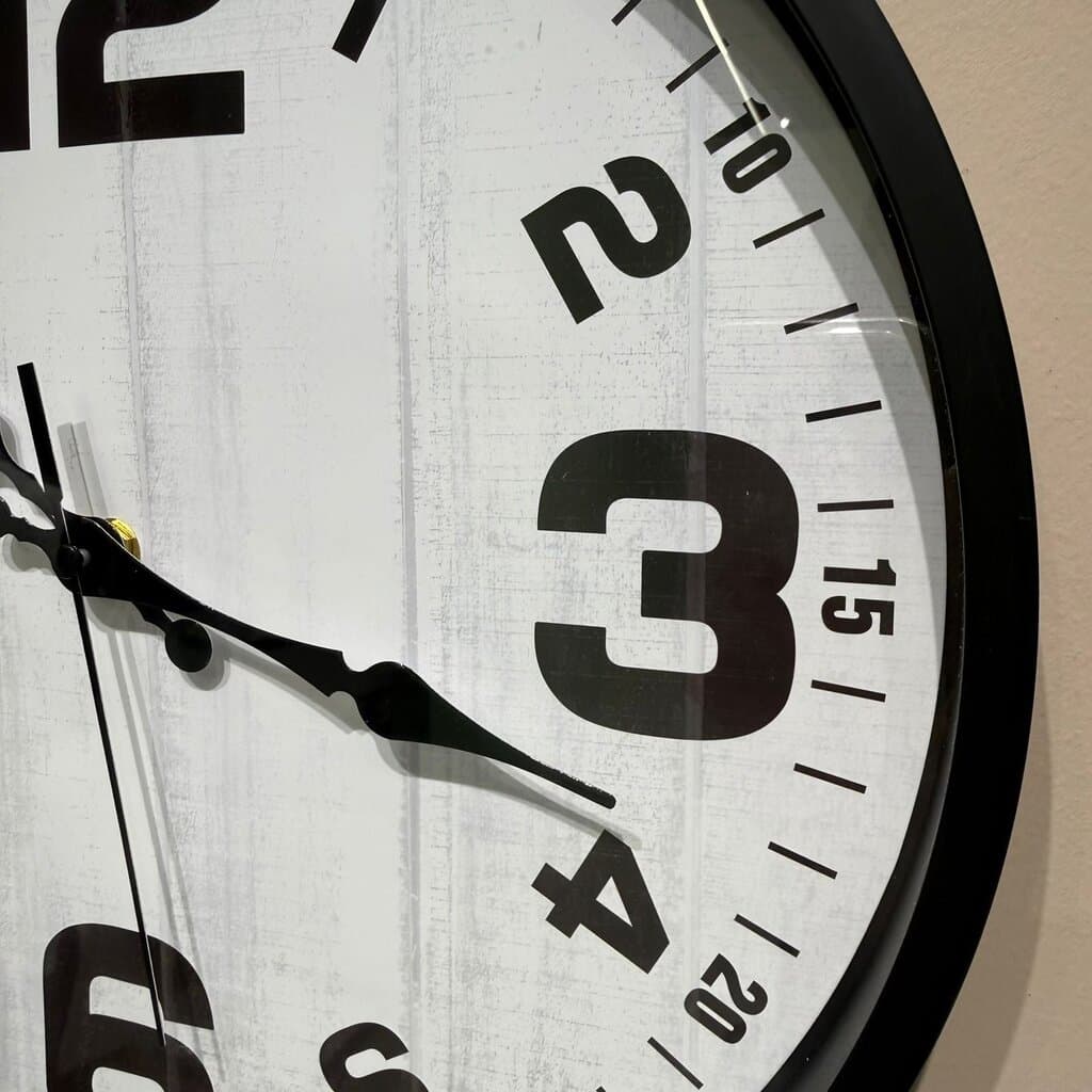 Black & White Modern Round Wall Clock 2