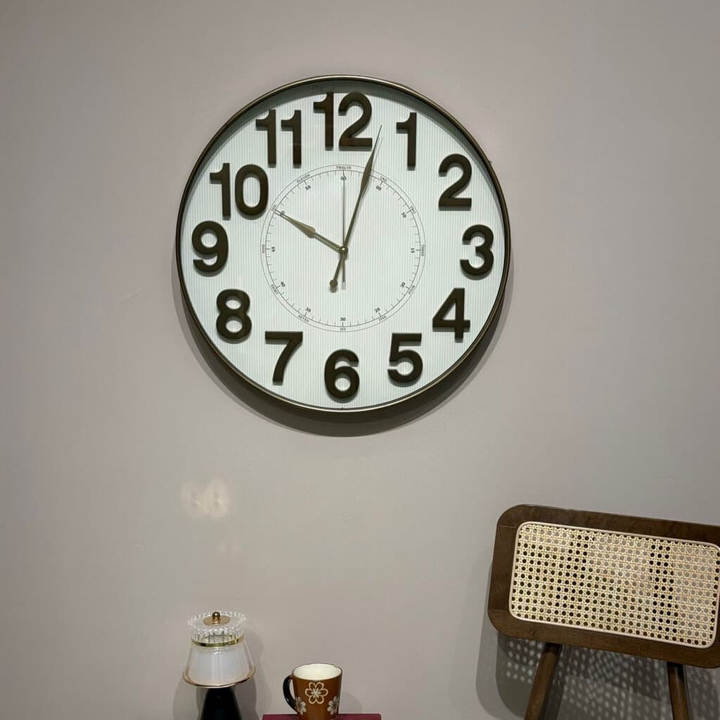 Classic Round Wall Clock With Large Numbers 2