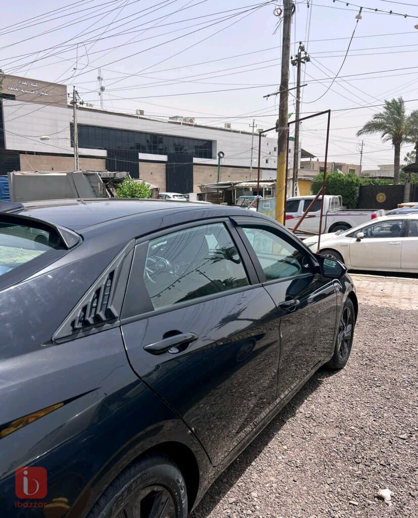 Hyundai Elantra Standard 2