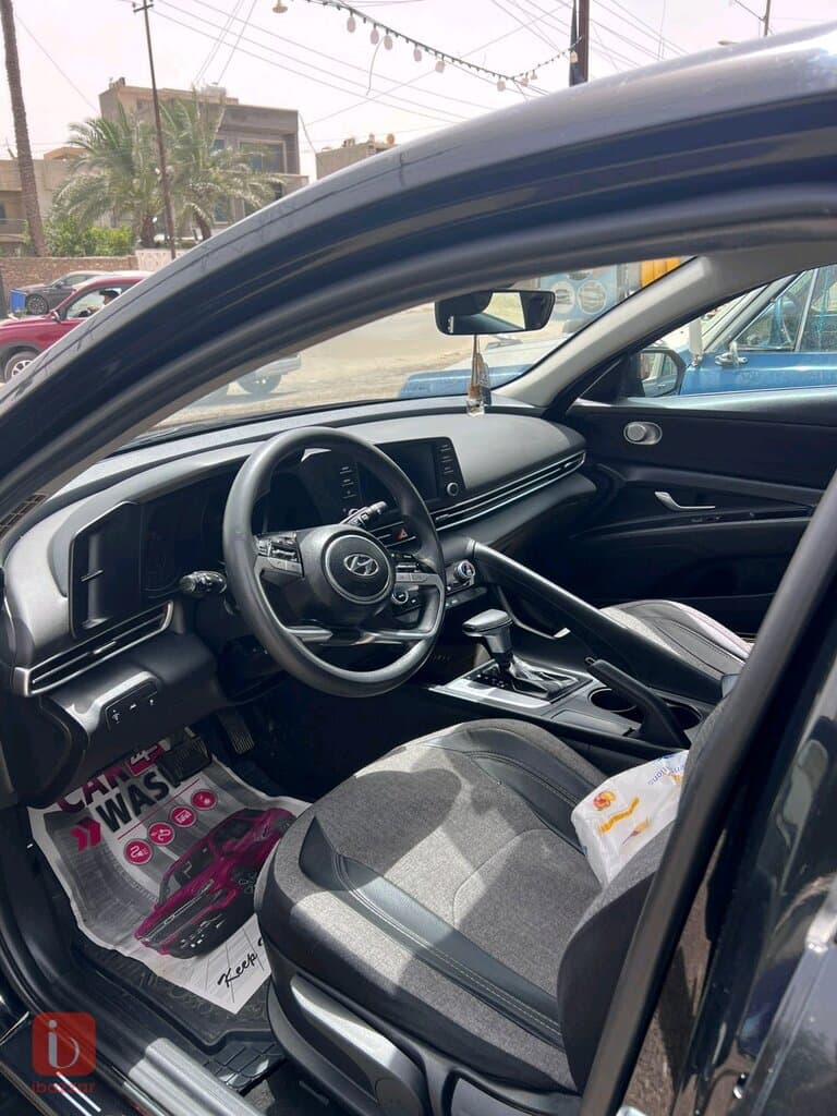 Hyundai Elantra Standard 5