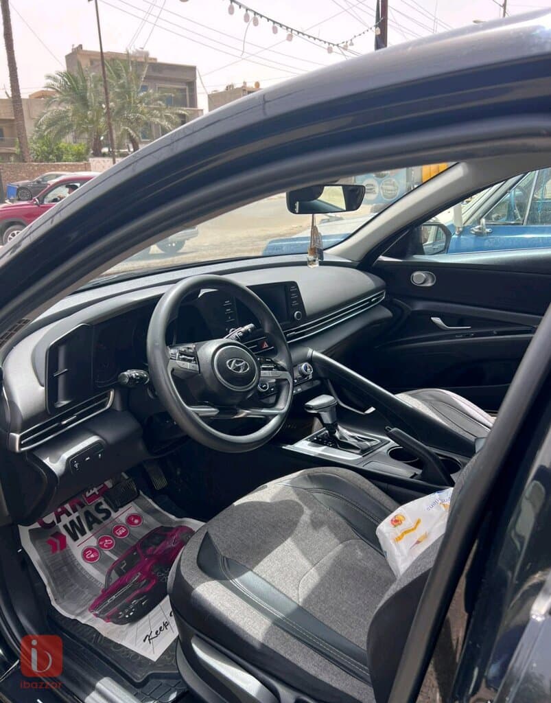 Hyundai Elantra Standard 8