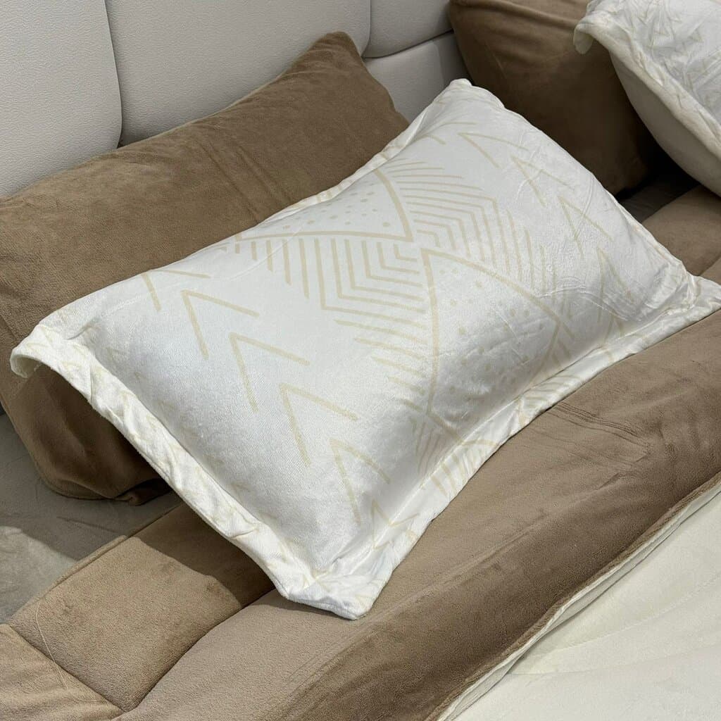 Elegant Two-Tone Plush Comforter Set – Off-White & Beige / 6 PCS 4