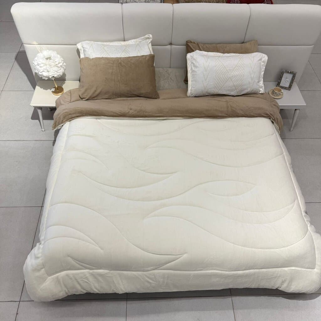 Elegant Two-Tone Plush Comforter Set – Off-White & Beige / 6 PCS 5