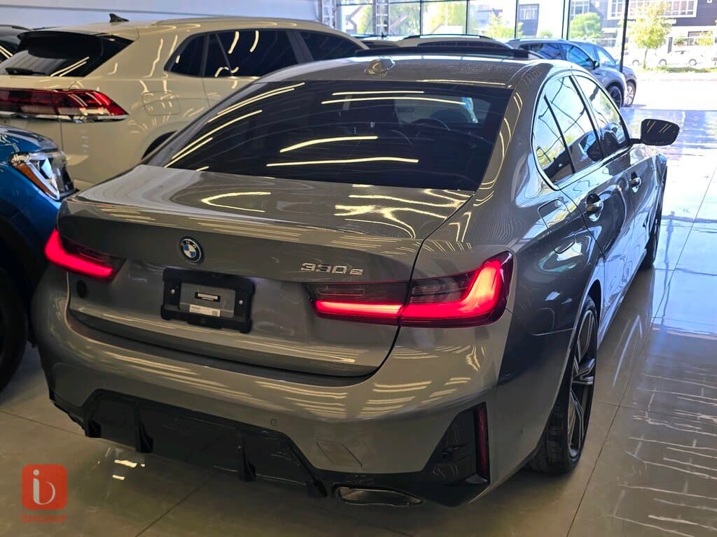 BMW 3-Series 330e 6