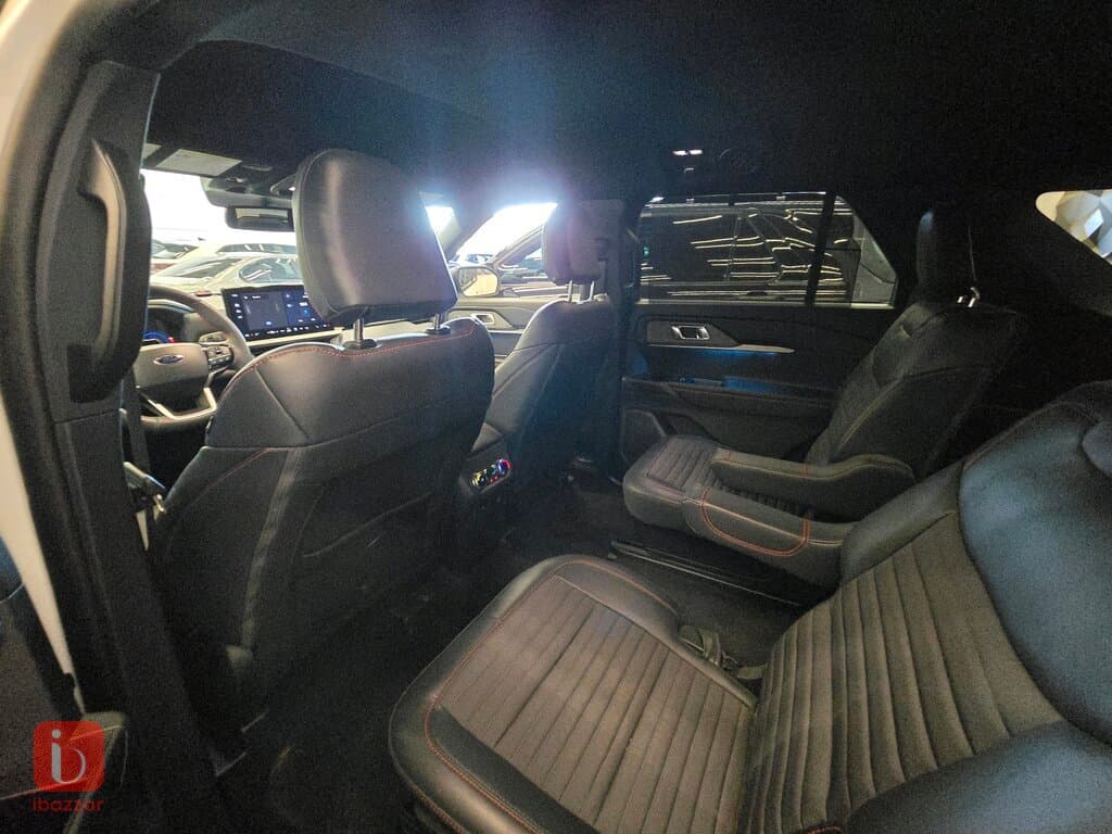 Ford Explorer ST 4