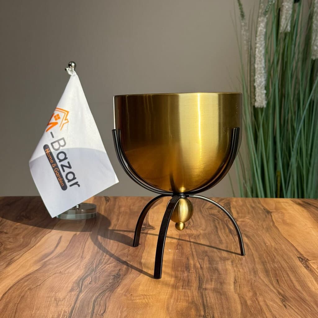 Aurum Tripod Planter 1