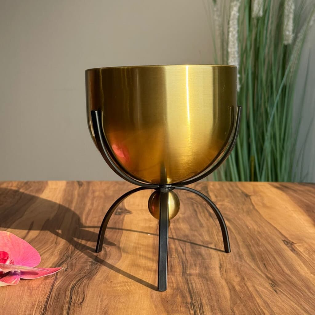 Aurum Tripod Planter 4