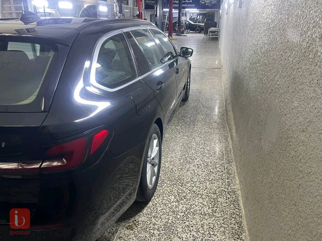 BMW 5-Series 520i 4