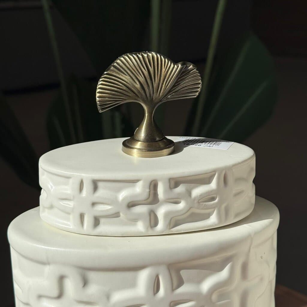 Luxury Ceramic Jars With Leaf-Topped Lids 3