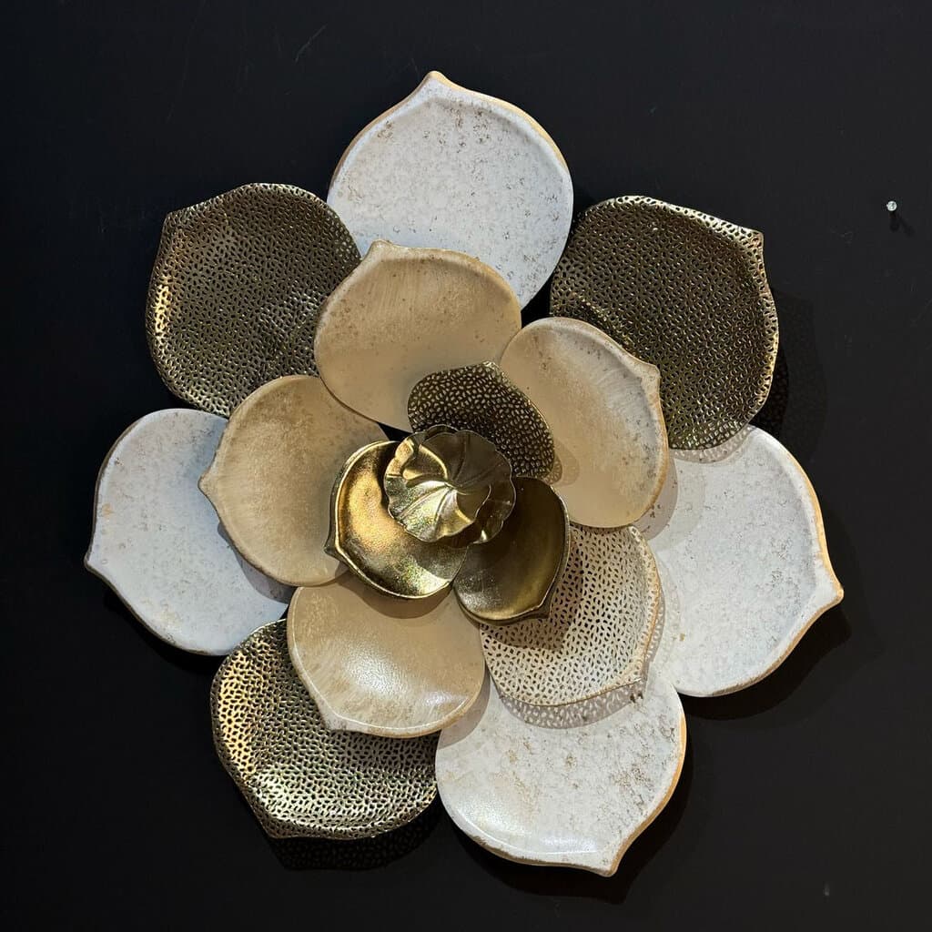 3 Sized Metal Flower Wall Decoration 3