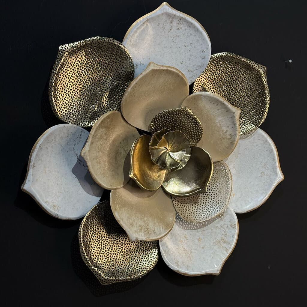 3 Sized Metal Flower Wall Decoration 2