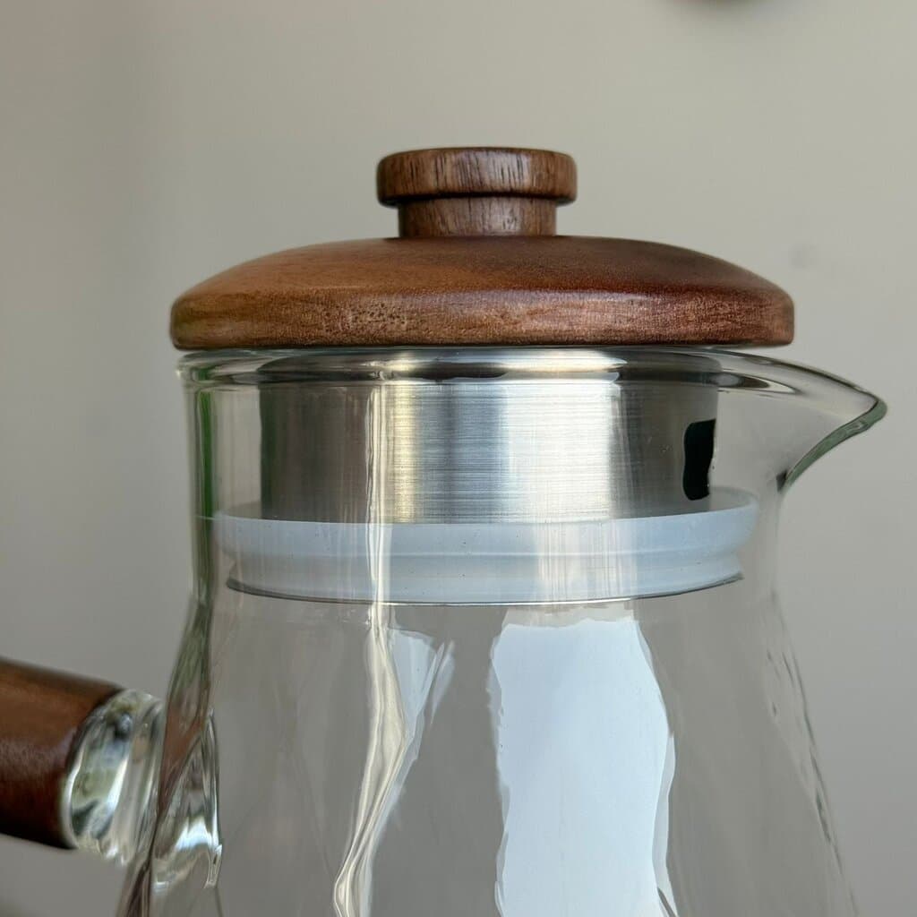 Elegant Diamond-Pattern Glass Pitcher with Wooden Handle & Lid 4