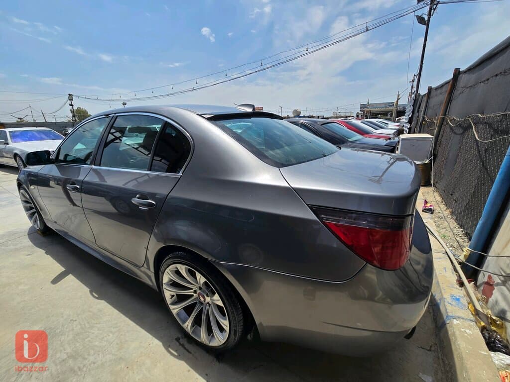 BMW 5-Series 530i 4