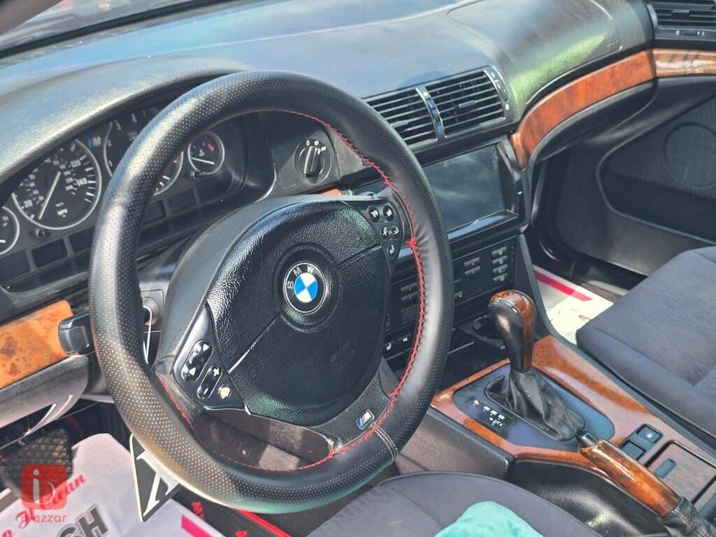 BMW 5-Series 530i 9