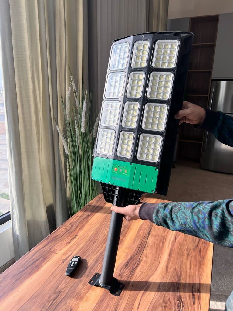 600W Motion Sensing Solar Street Light 4