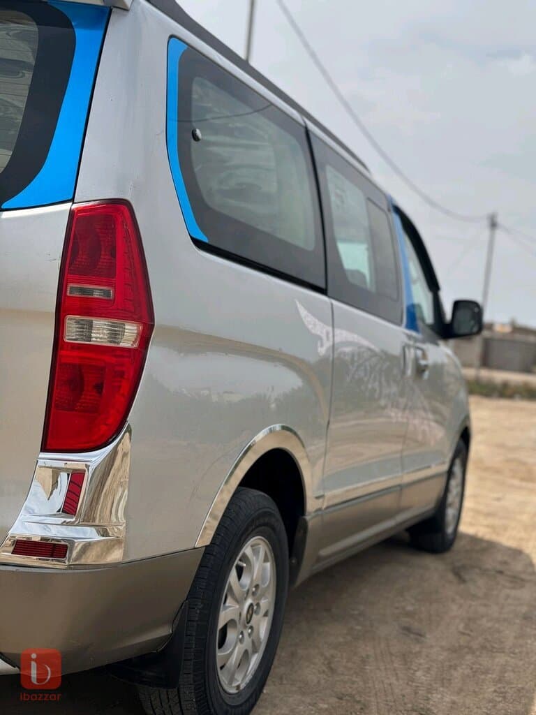 Hyundai Starex 3