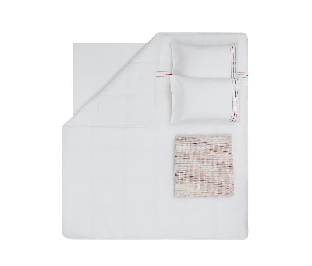 ياطاش - طقم فراش مارتا - مقاس كينغ
١- غطاء لحاف: ٢٢٠×٢٤٠ سم (قطعة واحدة)
٢- ملاءة مسطحة: ٢٤٠×٢٨٠ سم (قطعة واحدة)
٣- غطاء سرير: ٢٣٠×٢٤٠ سم (قطعة واحدة)
٤- أكياس وسائد: ٥٠×٧٠ سم (قطعتان) (بيج) — photo 3