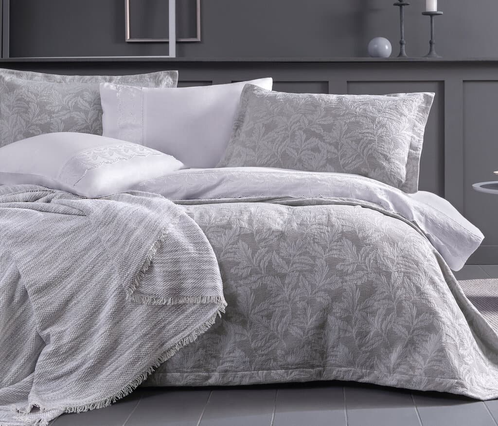 Yataş Bedding Mia - King Size 
1- Duvet Cover: 220x240 cm
2- Flat Sheet: 280x240 cm
3- Standard Pillowcases (2): 50x70 cm
4- Bedspread: 230x240 cm
5- Oxford Pillowcases (2): 50x70 cm
6- Throw: 140x190 1