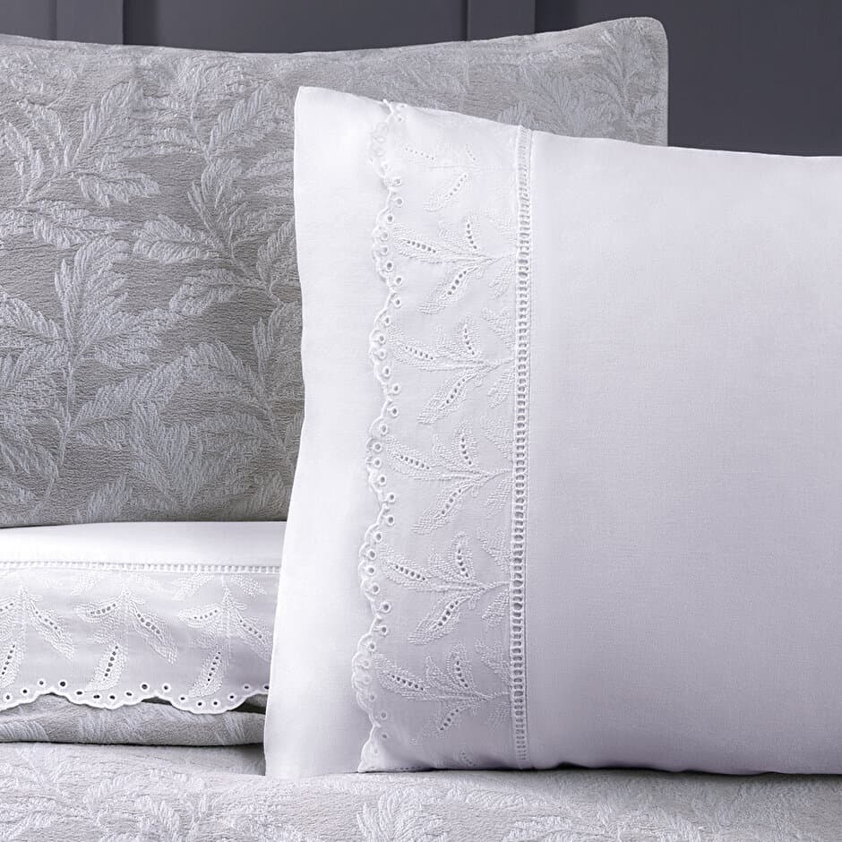 Yataş Bedding Mia - King Size 
1- Duvet Cover: 220x240 cm
2- Flat Sheet: 280x240 cm
3- Standard Pillowcases (2): 50x70 cm
4- Bedspread: 230x240 cm
5- Oxford Pillowcases (2): 50x70 cm
6- Throw: 140x190 2