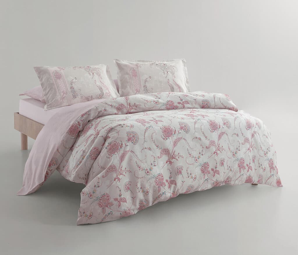 Yataş Bedding Barbara - King Size
1- Duvet Cover: 240x220 cm
2- Flat Sheet: 280x240 cm
3-Pillowcases: 50x70 cm (2 Pieces total) (Powder) 1