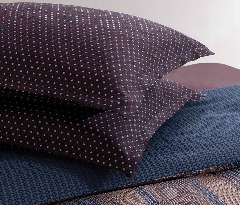 Yataş Bedding Kelt - King Size
1- Duvet Cover: 240x220 cm
2- Flat Sheet: 280x240 cm
3-Pillowcases: 50x70 cm (2 Pieces total) (Navy Blue) 3