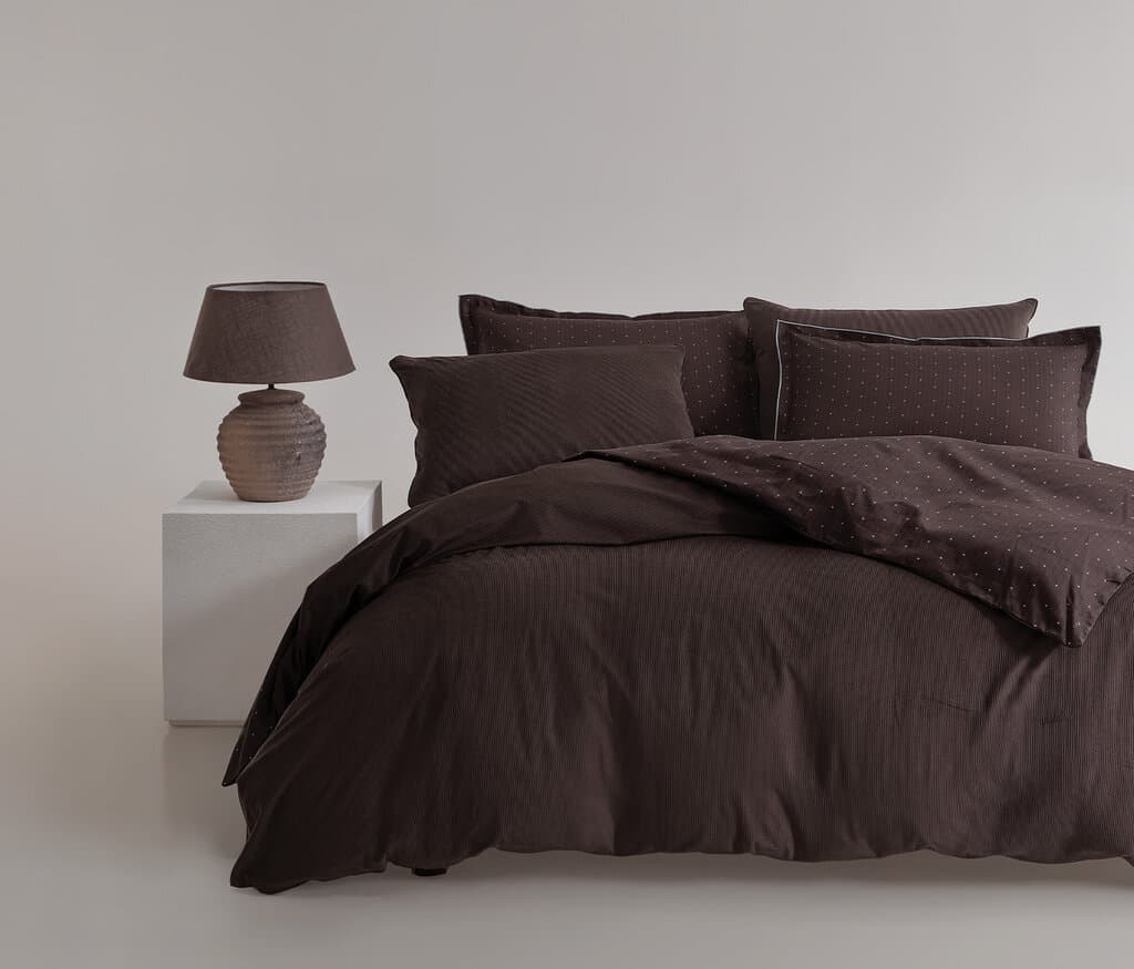 Yataş Bedding Leith - King Size
1- Duvet Cover: 240 x 220 cm
2- Flat Sheet: 280 x 240 cm
3- Pillowcases: 50 x 70 cm (2 Flounced + 2 Standard) (Brown) 2