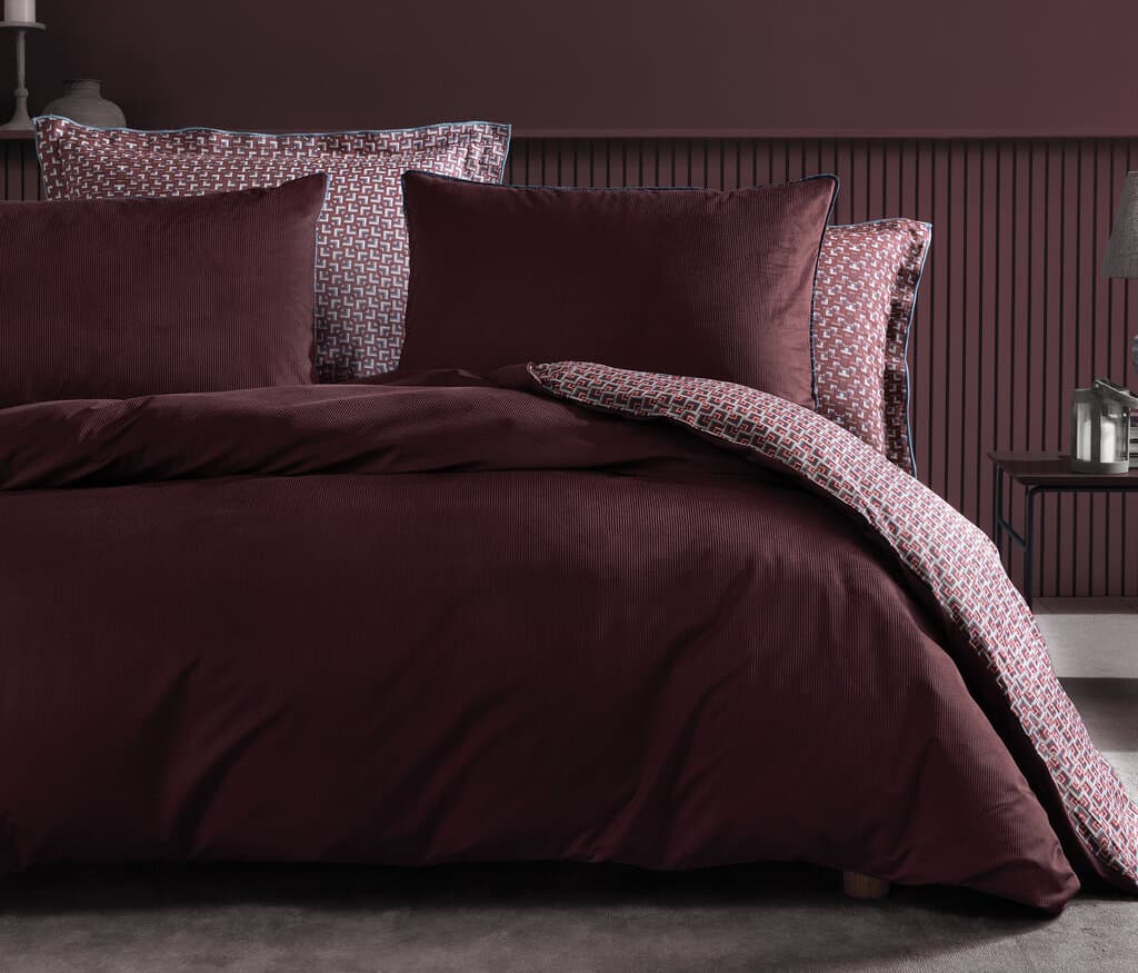 Yataş Bedding Lisa - King Size
1- Duvet Cover: 240 x 220 cm
2- Flat Sheet: 280 x 240 cm
3- Pillowcases: 50 x 70 cm (2 Flounced + 2 Standard) (Burgundy) 1