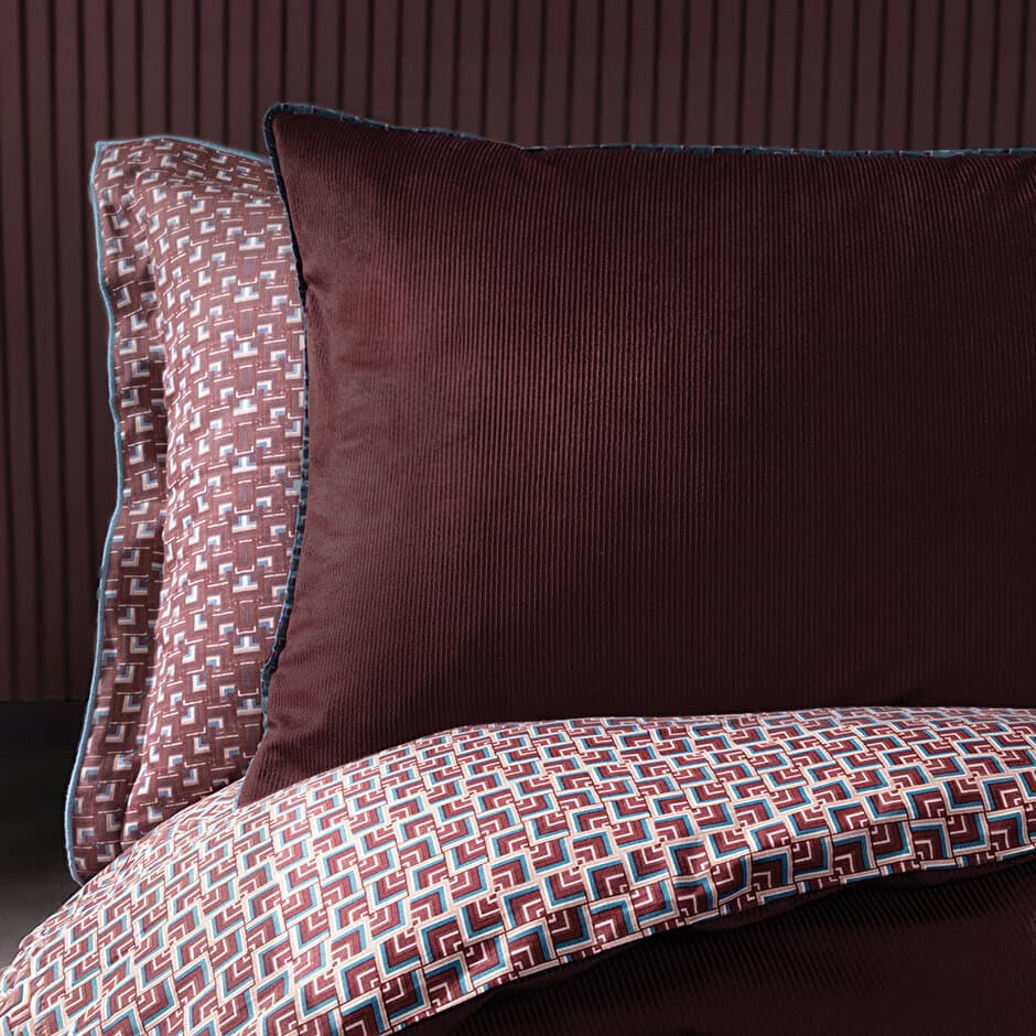Yataş Bedding Lisa - King Size
1- Duvet Cover: 240 x 220 cm
2- Flat Sheet: 280 x 240 cm
3- Pillowcases: 50 x 70 cm (2 Flounced + 2 Standard) (Burgundy) 2