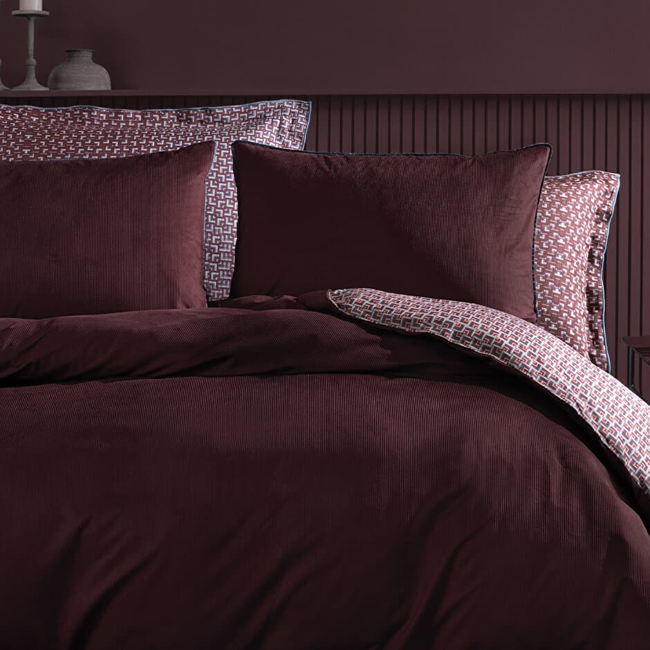 Yataş Bedding Lisa - King Size
1- Duvet Cover: 240 x 220 cm
2- Flat Sheet: 280 x 240 cm
3- Pillowcases: 50 x 70 cm (2 Flounced + 2 Standard) (Burgundy) 3
