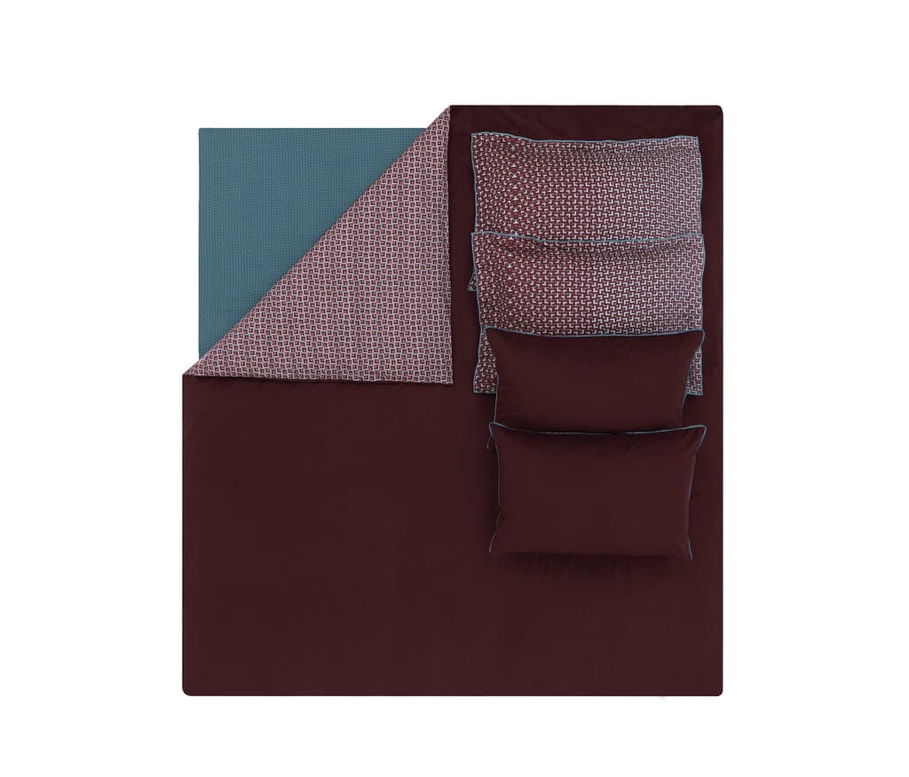Yataş Bedding Lisa - King Size
1- Duvet Cover: 240 x 220 cm
2- Flat Sheet: 280 x 240 cm
3- Pillowcases: 50 x 70 cm (2 Flounced + 2 Standard) (Burgundy) 4