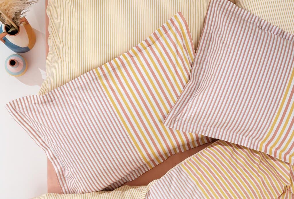 Yataş Bedding Corwin - King Size 
1- Duvet Cover: 220 x 240 cm
2- Flat Sheet: 240 x 280 cm
3- Pillowcases: 50 x 70 cm (Includes 2 Pieces) (Blush) 2