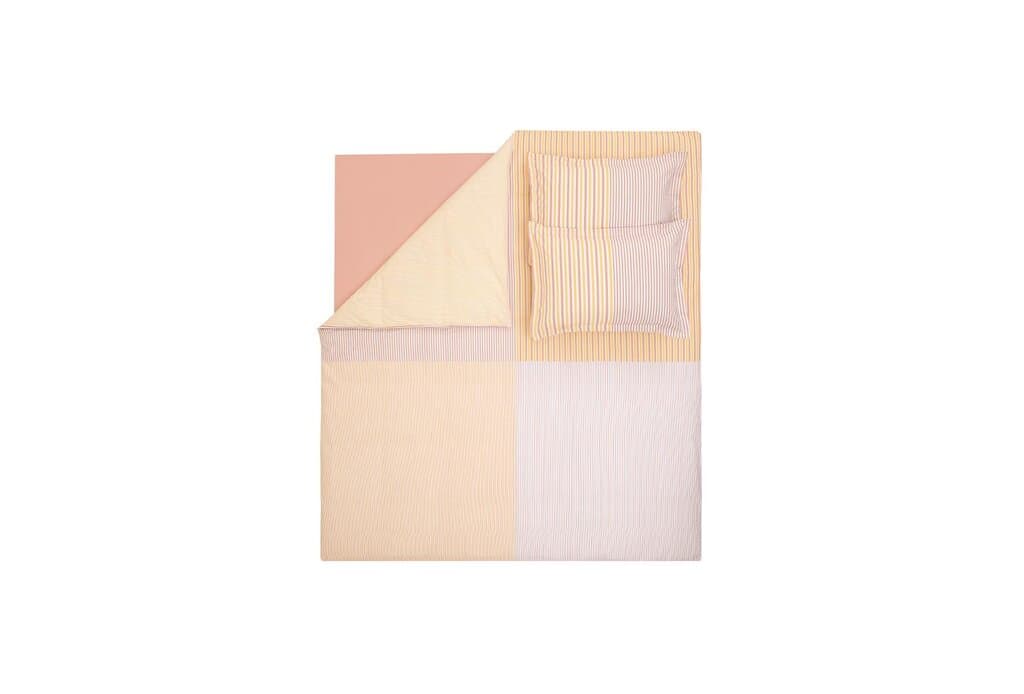 Yataş Bedding Corwin - King Size 
1- Duvet Cover: 220 x 240 cm
2- Flat Sheet: 240 x 280 cm
3- Pillowcases: 50 x 70 cm (Includes 2 Pieces) (Blush) 4