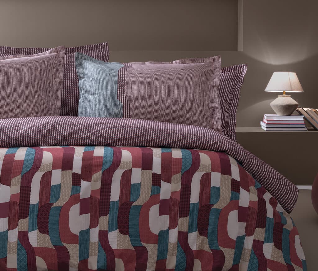 Yataş Bedding Aleera - King Size 
1- Duvet Cover: 220 x 240 cm
2- Flat Sheet: 240 x 280 cm
3- Pillowcases: 50 x 70 cm (Includes 2 Pieces) (Burgundy) 1