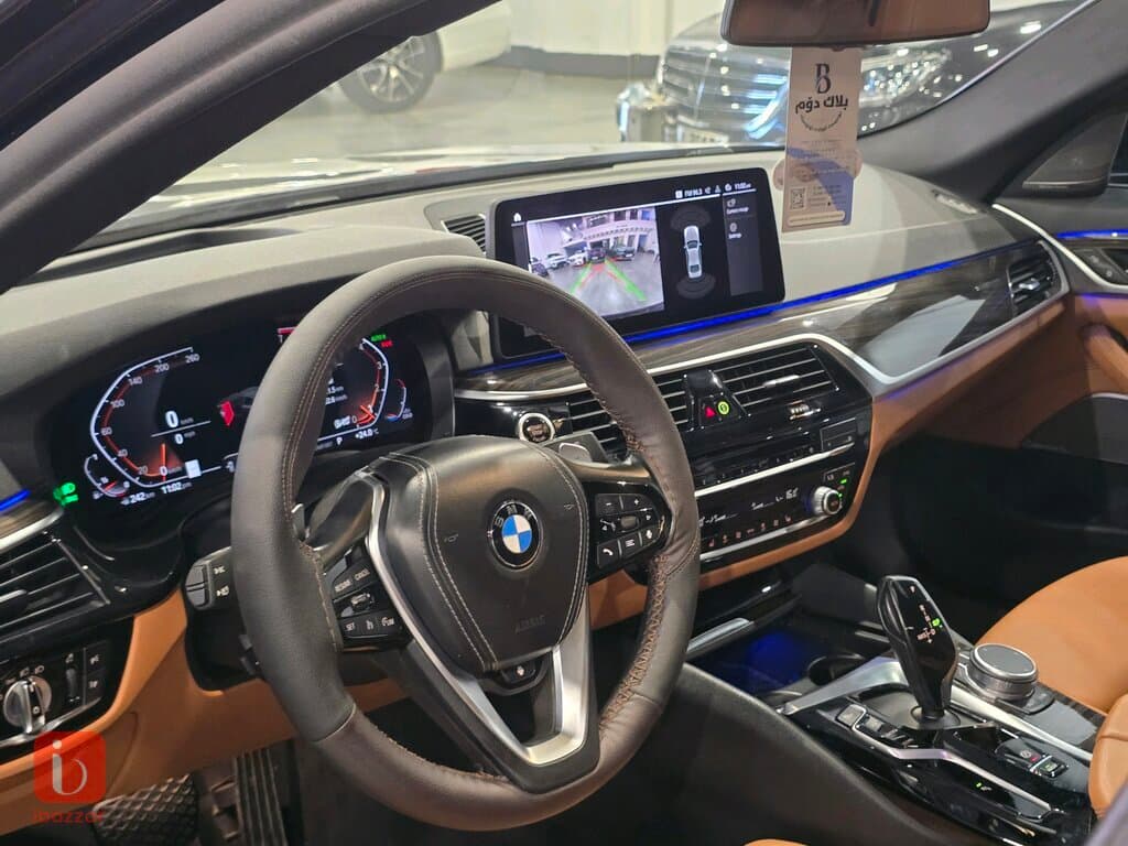 BMW 5-Series 530i 9