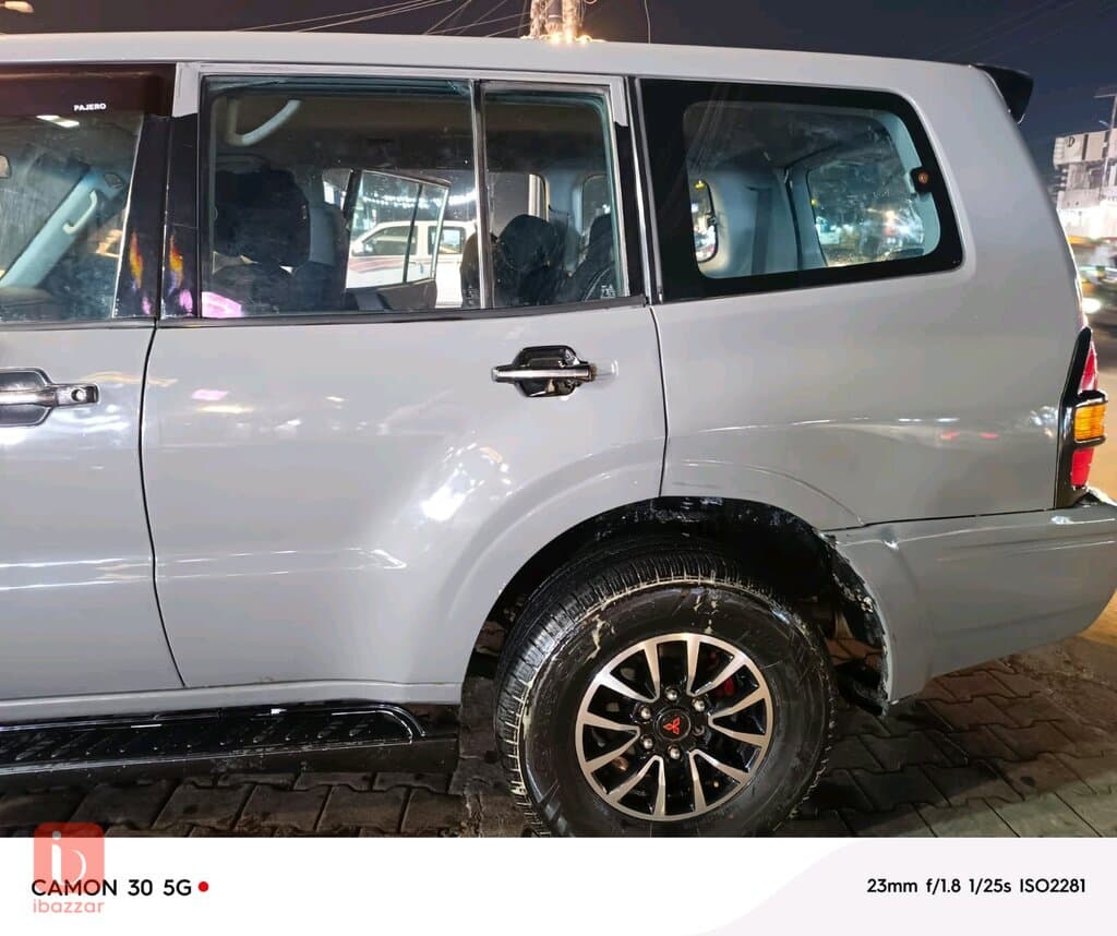 Mitsubishi Pajero GLS 1